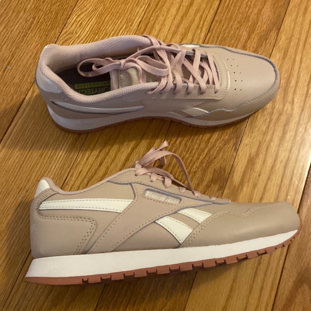 Reebok sneaker size 7 nude with light pink laces worn once